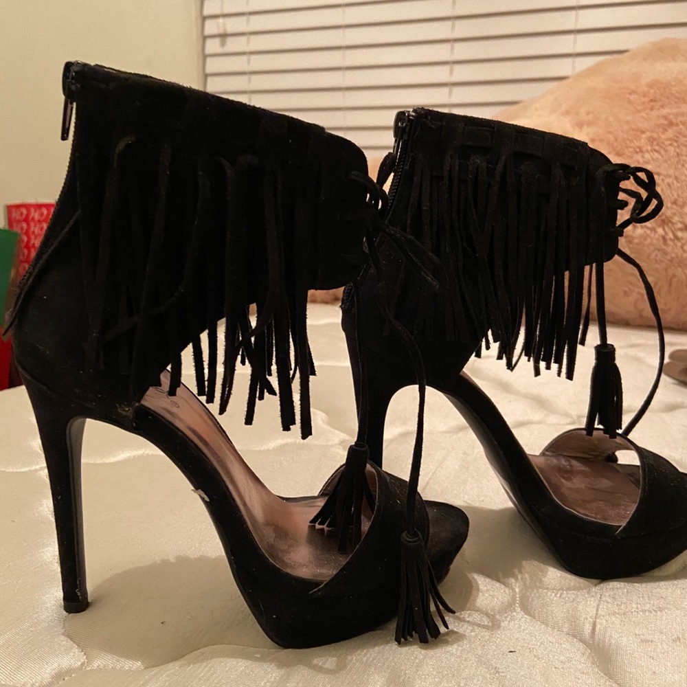 Black pump platform heels